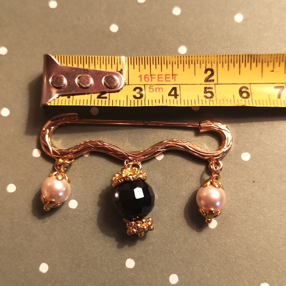 Handmade pearl and Swarovski crystal pin - Picture 7 of 7
